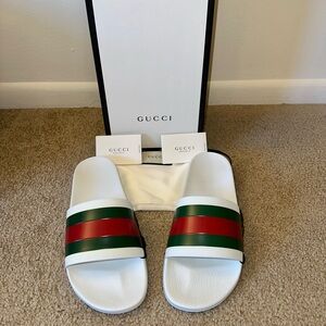 MEN'S GUCCI SIGNATURE WEB PURSUIT 72 SLIDE SANDALS